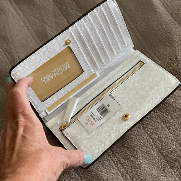 Michaels Kors white purse with matching wallet. - Picture 5 of 6